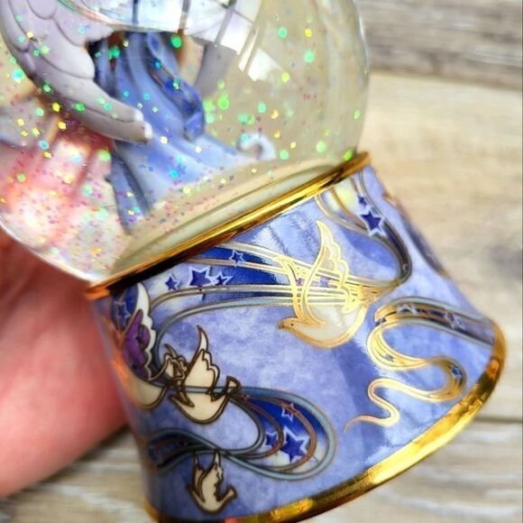 Sankyo Musical Twinkle Angel Holding a dove snowglobe Wind Beneath My Wings - Picture 1 of 10